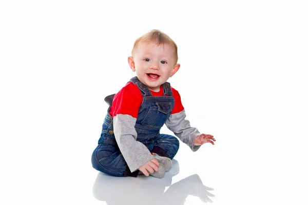 Portret van glimlachende babyjongen geïsoleerd op witte achtergrond — Stockfoto