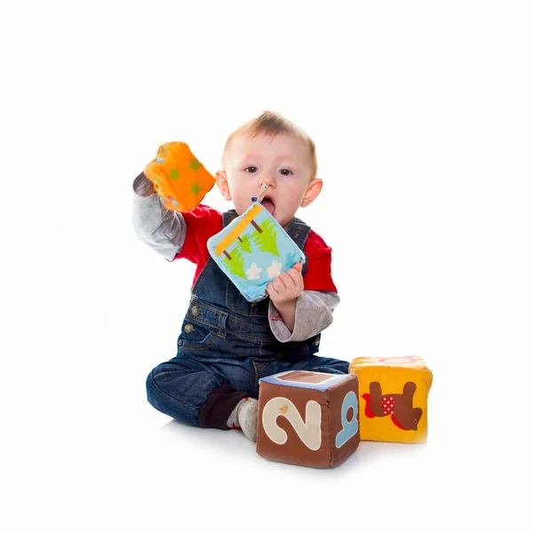 Kleiner Junge spielt mit farbigem Softwürfel — Stockfoto