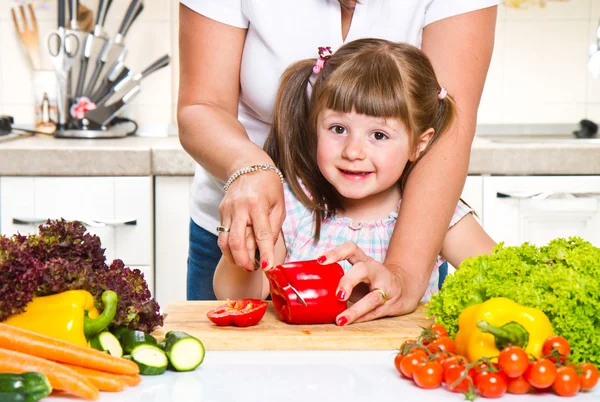 Moeder en kind bereiden van gezond voedsel — Stockfoto