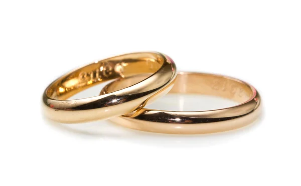 Zlaté prsteny izolované na bílém pozadí — Stock fotografie