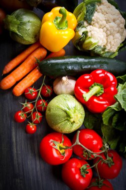 ahşap üzerine taze sebze