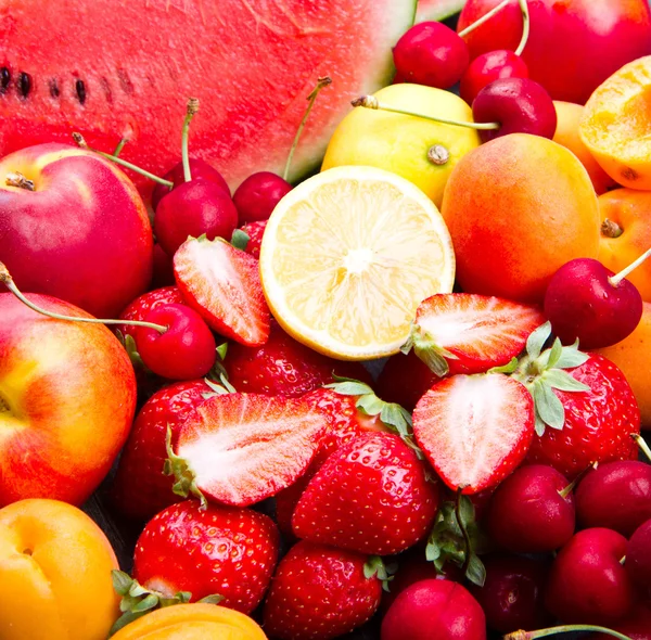 Fruta fresca na mesa de madeira — Fotografia de Stock