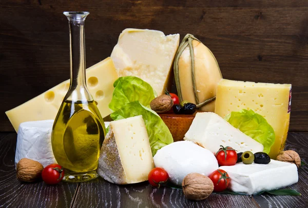 Vários tipos de queijo macio e duro — Fotografia de Stock