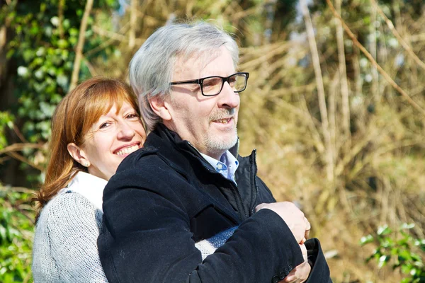 Alegre pareja de ancianos disfrutando de la naturaleza pacífica — Foto de Stock