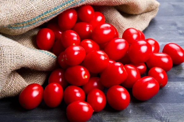 Tomates maduros sobre fundo de madeira — Fotografia de Stock