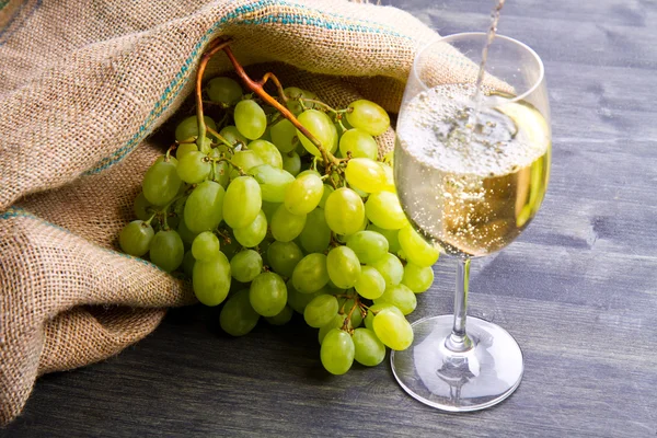 Yeşil üzüm demet ve ahşap arka plan üzerinde şarap — Stok fotoğraf