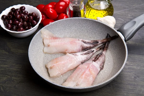 Pesce rana pescatrice fresca con ingredienti — Foto Stock