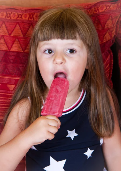Petite fille manger de la glace colorée lolly — Photo