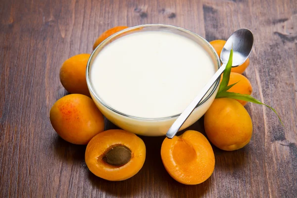 Yogur fresco con albaricoques —  Fotos de Stock