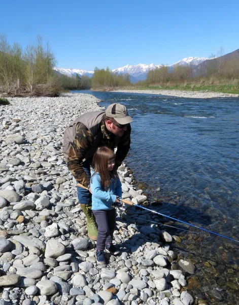 Allegro padre e figlia pesca insieme sul fiume — Foto Stock