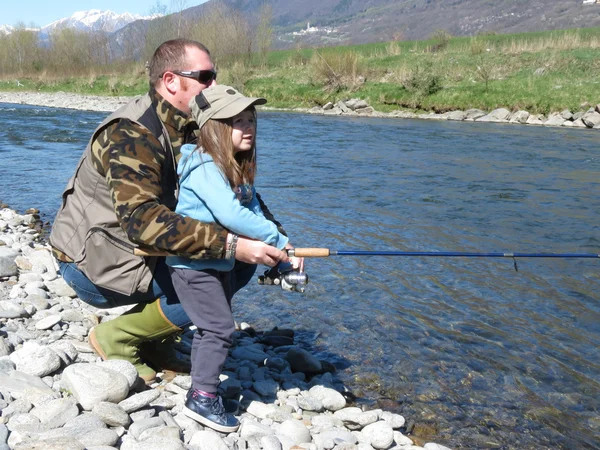Vidám apa és lánya együtt horgászás folyóparton — Stock Fotó
