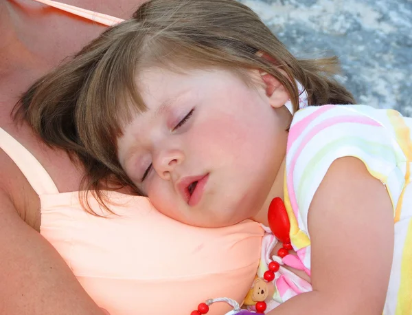 Bebê menina descansando em sua mãe — Fotografia de Stock