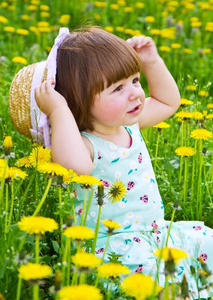 Fille heureuse avec chapeau de paille sur la prairie de fleurs — Photo