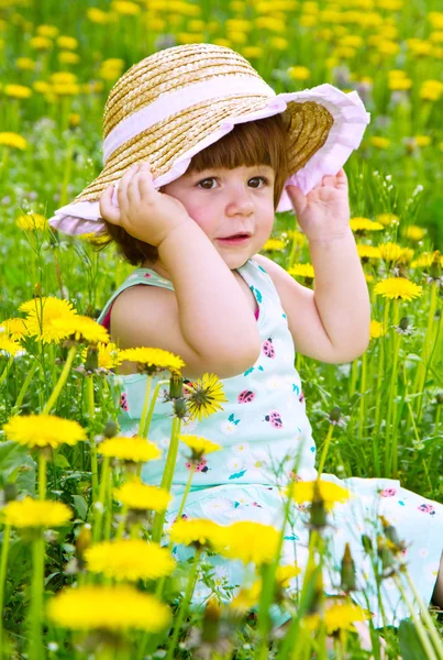 Fille heureuse avec chapeau de paille sur la prairie de fleurs — Photo