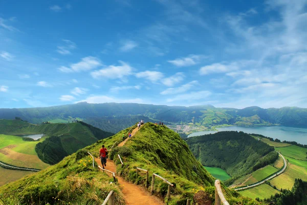 Пішохідна доріжка веде до подання на озерах Sete Cidades, Azo — стокове фото