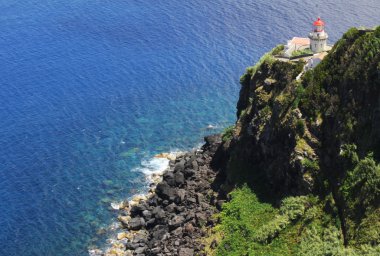Atlantik Okyanusu kayalık bir kıyısındaki deniz feneri