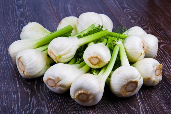 Frischer Fenchel auf Holzgrund — Stockfoto