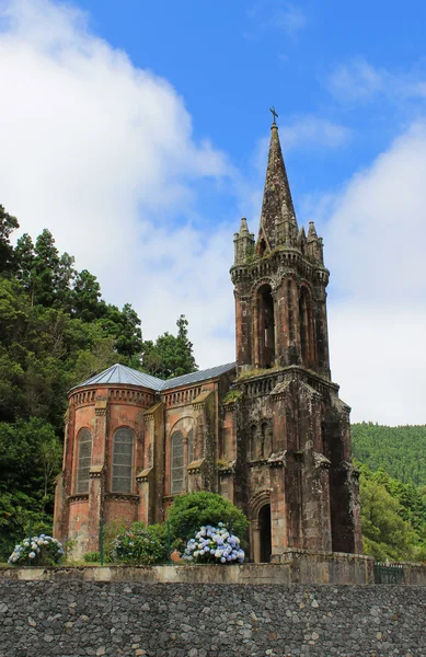 Ancient chapel on the shore of Green Lake at the island of Sao M — Stock Photo, Image