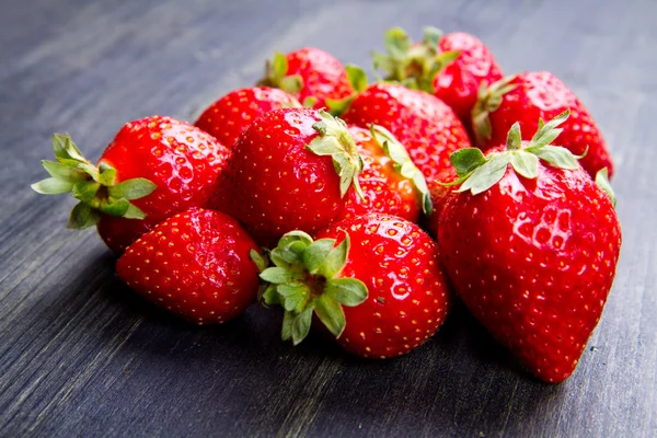 Fragola su fondo legno — Foto Stock