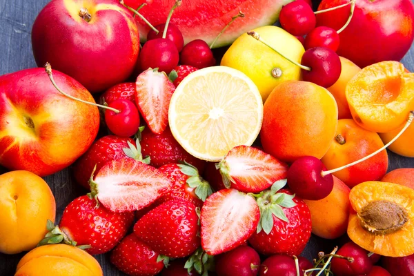 Färsk frukt på träbord — Stockfoto