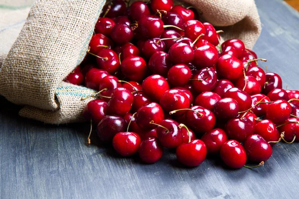 Cereza sobre madera —  Fotos de Stock