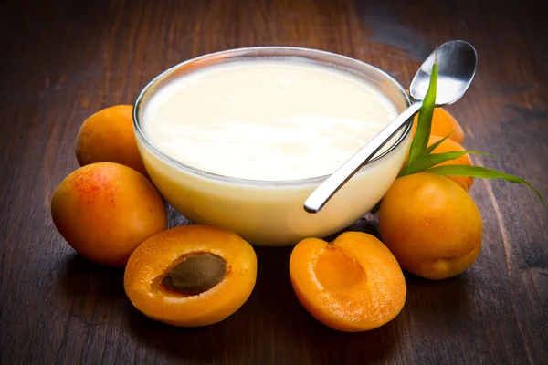 Čerstvý jogurt s meruňkami — Stock fotografie