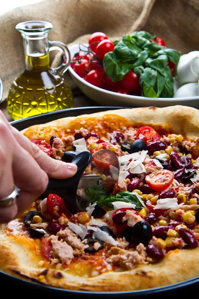 Amerykańska pizza z tuńczykiem, czerwoną fasolę i mais — Zdjęcie stockowe