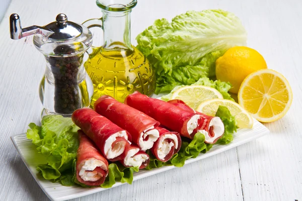 Getrocknetes Rindfleisch und Käse auf weißem Teller — Stockfoto