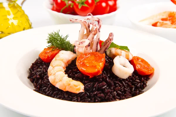 Black rice with squid , prawns and tomatoes — Stock Photo, Image