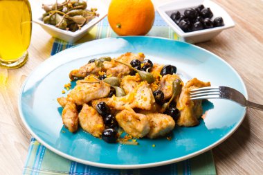 Kılıç balığı yahnisi Kapari ve zeytin ile