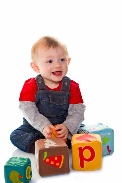 Kleine jongen spelen met gekleurde zachte kubus — Stockfoto