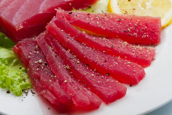 Fatias de sashimi de atum rabilho cru em prato branco — Fotografia de Stock