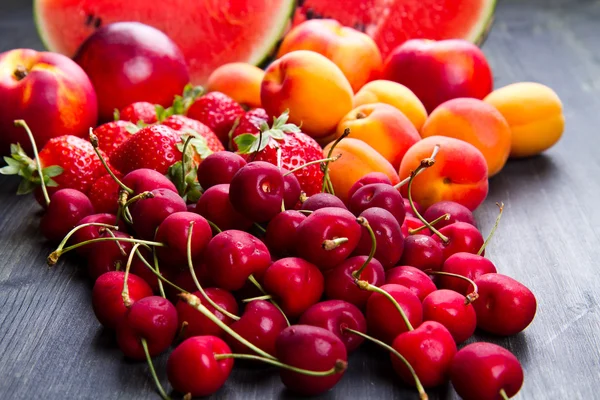 Färsk frukt på träbord — Stockfoto