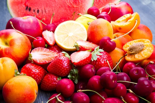 Fruta fresca na mesa de madeira — Fotografia de Stock