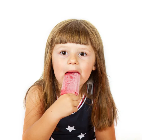 Niña comiendo colorido hielo lolly — Foto de Stock
