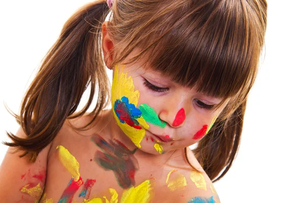 Kleines Mädchen malt mit Pinsel und bunten Farben — Stockfoto