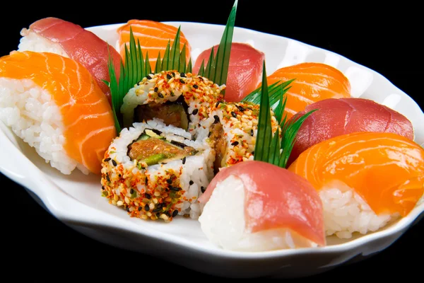 Świeże sushi tradycyjne japońskie jedzenie — Zdjęcie stockowe