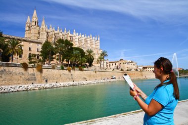 bir turistik Majorca Palma Katedrali'nde Balear adalar önünde