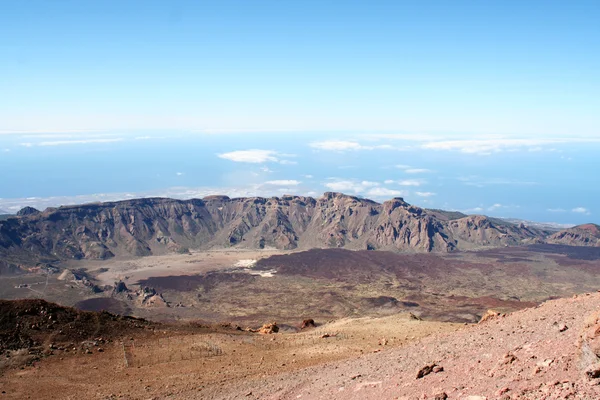 Láva és a Teide csúcs vulkán. Tenerife, Kanári-szigetek, Spanyolország — Stock Fotó