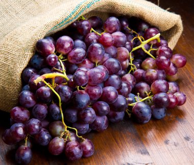 ahşap arka plan üzerinde siyah üzüm demet