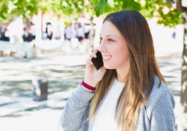 Unga vackra kvinnan talar i mobiltelefon — Stockfoto