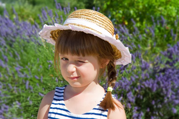 Menina sorridente com chapéu de palha no campo de lavanda — Fotografia de Stock