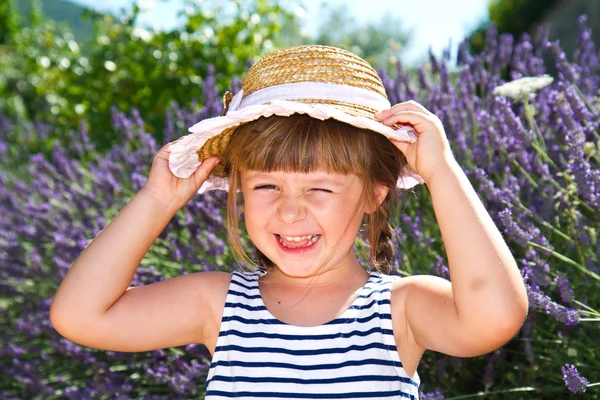 Fille souriante avec chapeau de paille dans le champ de lavande — Photo