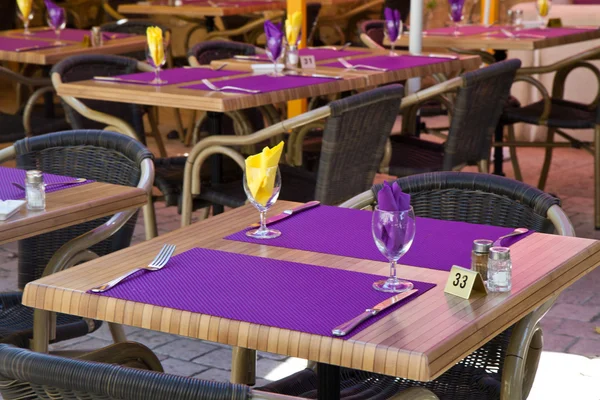 Restauranttisch mit lila Tischset — Stockfoto