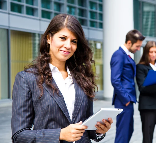 Mujer hermosa en el fondo de la gente de negocios — Foto de Stock