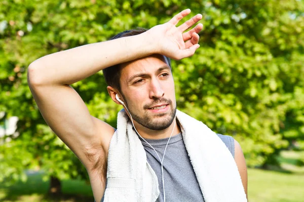 Jeune homme faisant du jogging dans le parc. Santé et fitness . — Photo