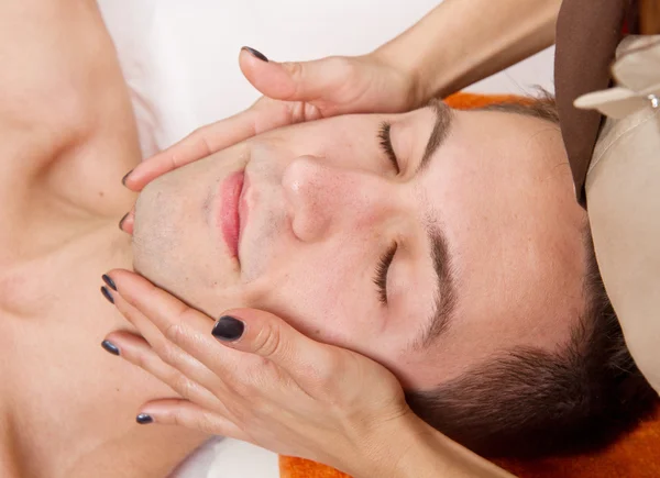 Hombre recibiendo masaje en el centro de belleza —  Fotos de Stock