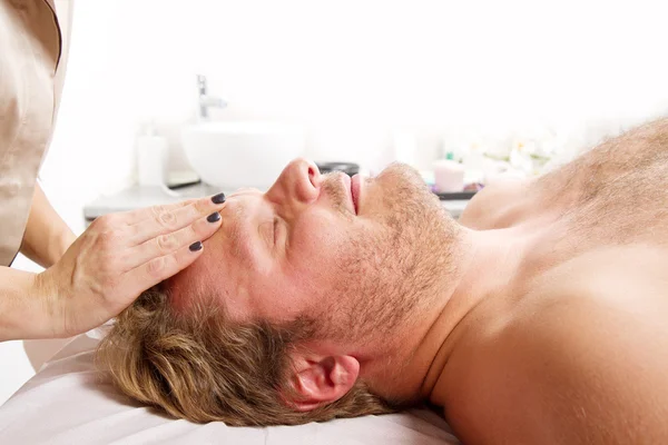 Мужчине делают массаж в салоне красоты — стоковое фото