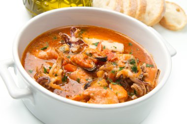 Bir kase taze deniz ürünleri çorbası.