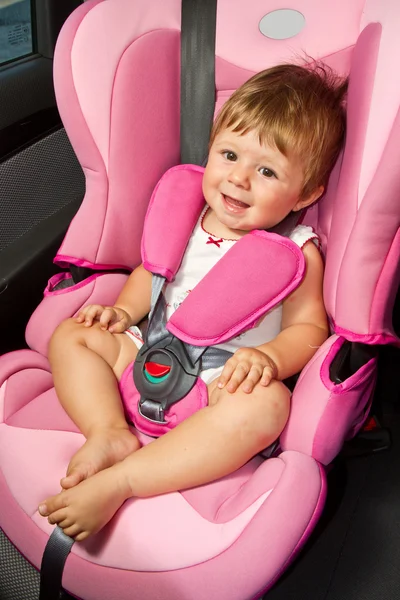 Baby in een autostoel veiligheid. veiligheid en beveiliging — Stockfoto